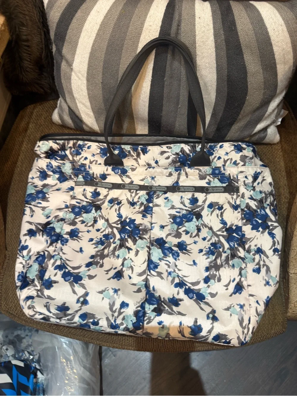 LeSportsac Blue Floral Nylon Tote beautiful & Clean - Picture 2 of 5